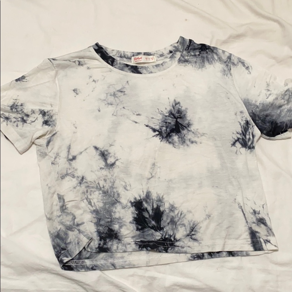 super cute tie die crop top!
